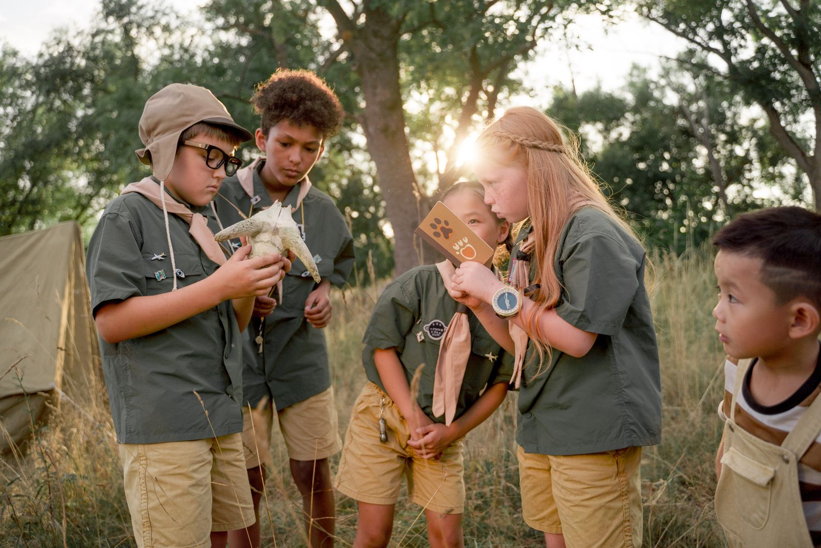 Grupo de menores explorando la naturaleza al aire libre durante una actividad grupal